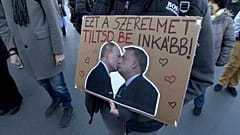 Az egyik tüntető transzparense a Kossuth téri demonstráción