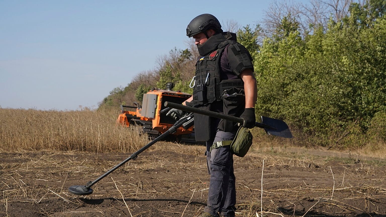 Un sapeur ukrainien démine les champs des fermiers après des batailles intenses avec les troupes russes dans la région de Kharkiv, Ukraine, jeudi 29 août 2024.