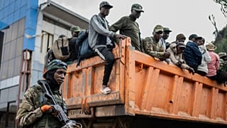 Ex miembros de las Fuerzas Armadas de la República Democrática del Congo y oficiales de policía que supuestamente se entregaron a los rebeldes del M23 llegan a Goma, Congo, domingo 23 de febrero de 2025.