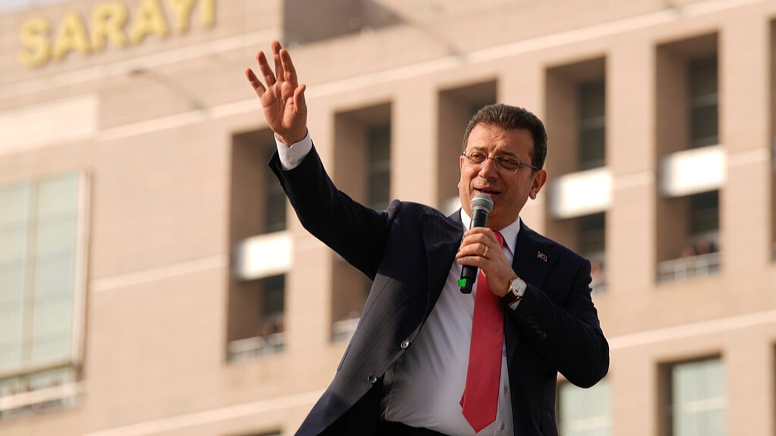 Le maire d'Istanbul, Ekrem Imamoglu, s'adresse à ses partisans devant le palais de justice d'Istanbul, à Istanbul, Turquie, vendredi 31 janvier 2025.