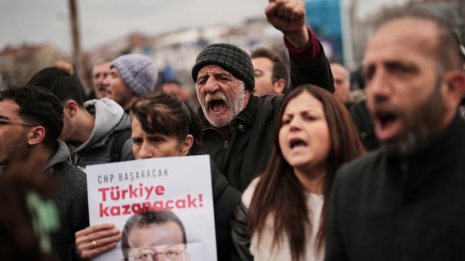 Consignas y carteles a favor del alcalde de Estambul, Ekrem Imamoglu, mientras protestan frente al Departamento de Seguridad de Vatan.