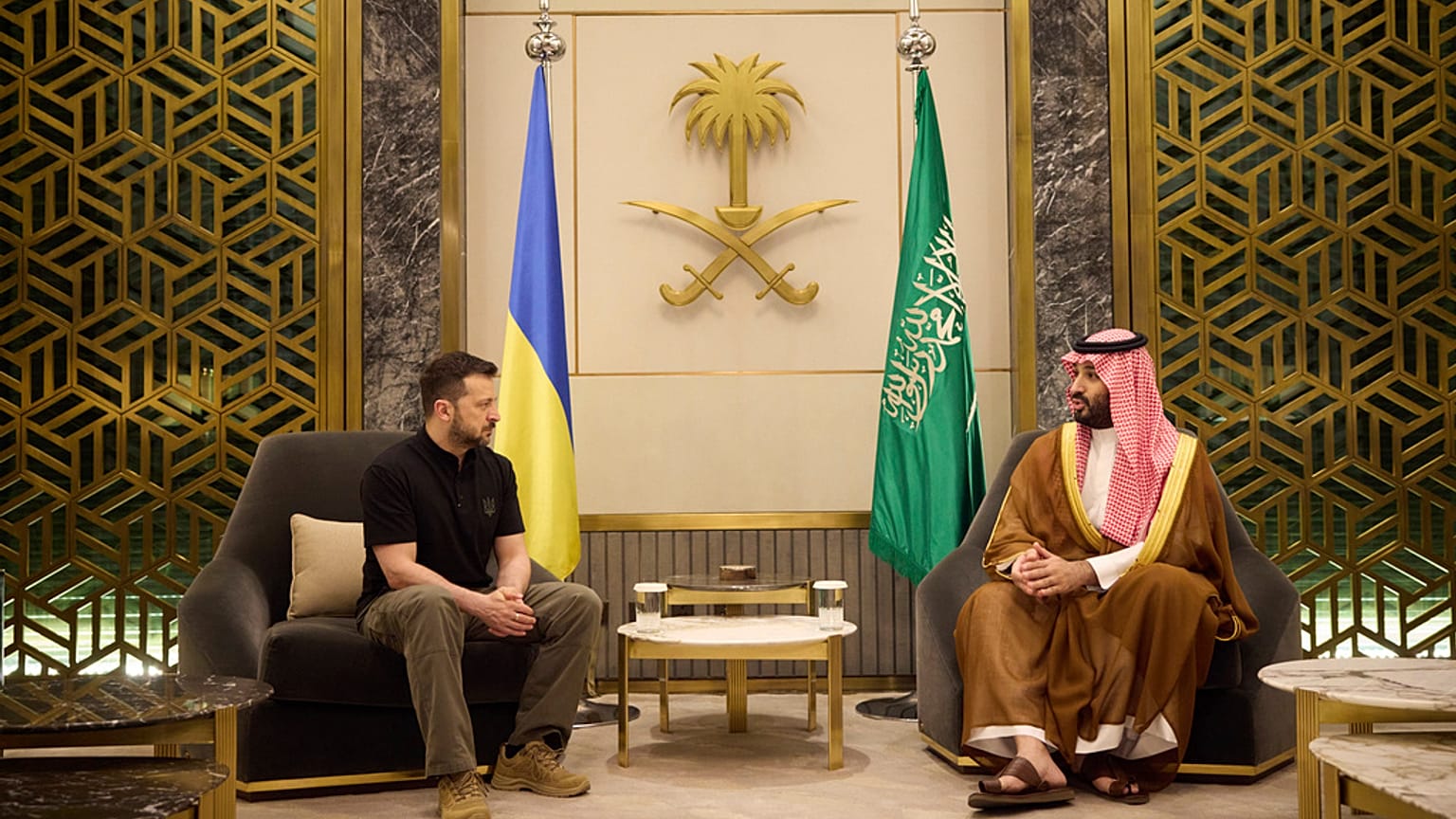 ولي العهد السعودي محمد بن سلمان (يمينًا) يلتقي بالرئيس الأوكراني فولوديمير زيلينسكي في جدة، المملكة العربية السعودية، يوم الأربعاء 12 يونيو/حزيران 2024.