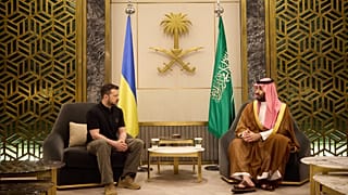 ولي العهد السعودي محمد بن سلمان (يمينًا) يلتقي بالرئيس الأوكراني فولوديمير زيلينسكي في جدة، المملكة العربية السعودية، يوم الأربعاء 12 يونيو/حزيران 2024.