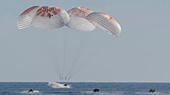 Uma cápsula da SpaceX cai no Golfo do México, terça-feira, 18 de março de 2025, com os astronautas da NASA Suni Williams e Butch Wilmore. 
