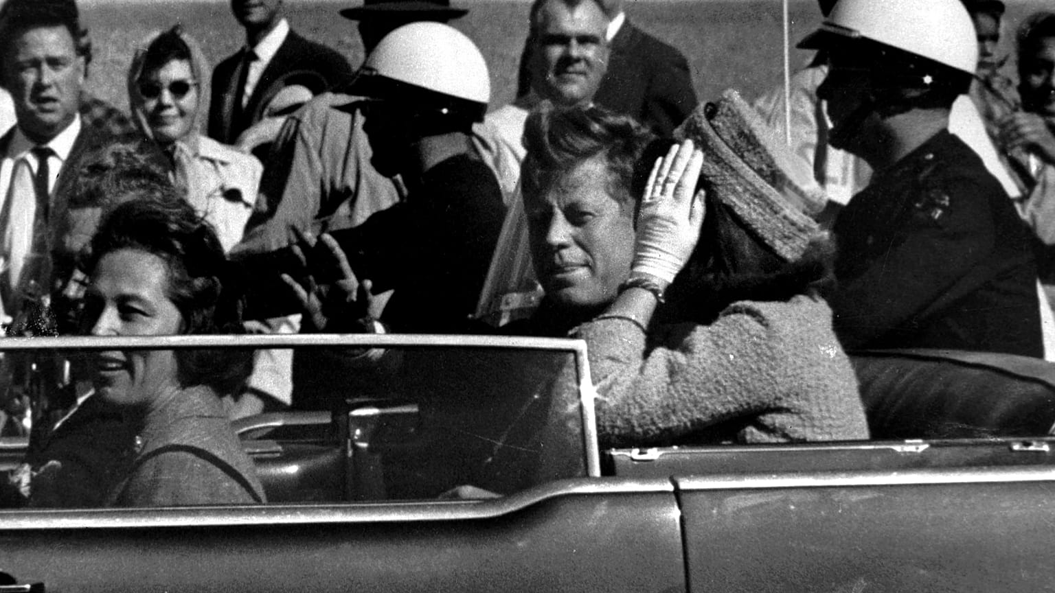John F. Kennedy lors d'un défilé à Dallas quelques instants avant son assassinat, le 22 novembre 1963.