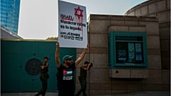 أحد المشاركين في المظاهرة التي خرجت أمام السفارة الأمريكية في سانتياغو تشيلي احتجاجا على عودة الحرب لغزة 