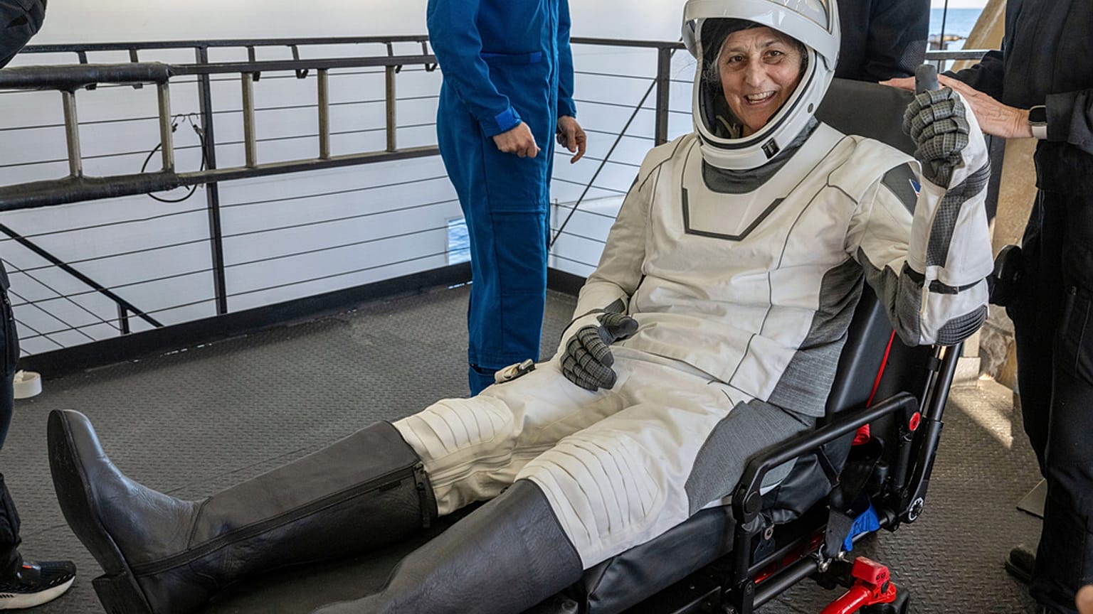L'astronaute de la NASA Suni Williams lève le pouce après avoir été aidé à sortir d'une capsule SpaceX.