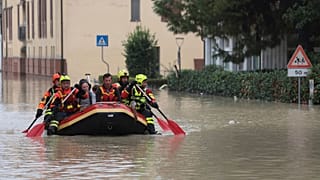 Os bombeiros utilizam um bote para evacuar civis após uma inundação em Faenza, na região de Emilia Romagna, em Itália, a 19 de setembro de 2024.