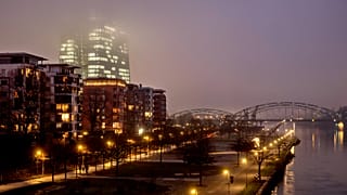 Le sommet de la Banque centrale européenne disparaît dans le brouillard à Francfort, en Allemagne, le 18 décembre 2023.