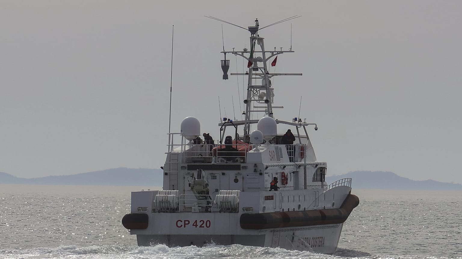 Σκάφος της ιταλικής ακτοφυλακής που μεταφέρει μετανάστες από τα κέντρα επεξεργασίας ασύλου στην Αλβανία πίσω στην Ιταλία, αναχωρεί από το αλβανικό λιμάνι Shengjin την 1η Φεβρουαρίου 2025. 
