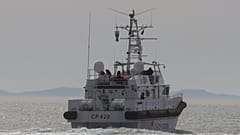Σκάφος της ιταλικής ακτοφυλακής που μεταφέρει μετανάστες από τα κέντρα επεξεργασίας ασύλου στην Αλβανία πίσω στην Ιταλία, αναχωρεί από το αλβανικό λιμάνι Shengjin την 1η Φεβρουαρίου 2025. 