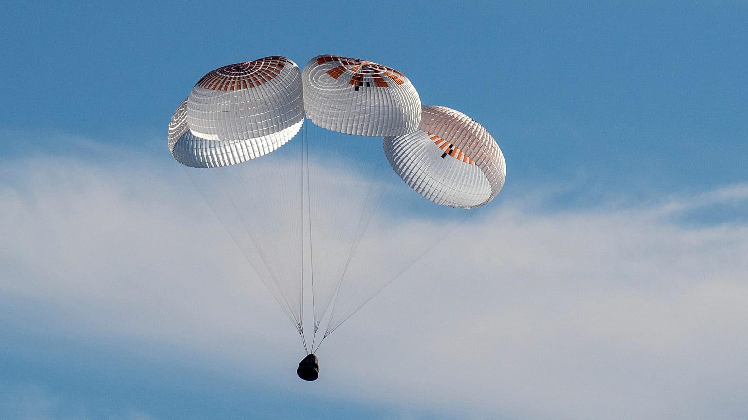 Die SpaceX-Kapsel landet am 18. März 2025 im Golf von Mexiko, als sie vor der Küste Floridas mit Williams, Wilmore, Hague und Gorbunov landet.