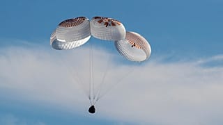 A cápsula da SpaceX aterrissa no Golfo do México, a 18 de março de 2025, ao pousar ao largo da costa da Florida com Williams, Wilmore, Hague e Gorbunov.