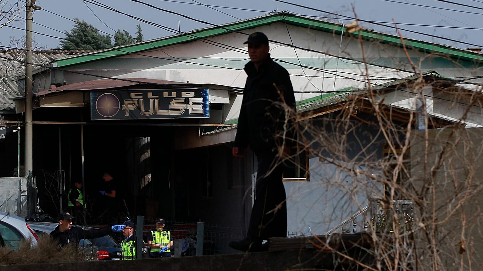 Un officier de police inspecte le site du Club Pulse après un incendie dans la ville de Kočani, le 16 mars 2025.