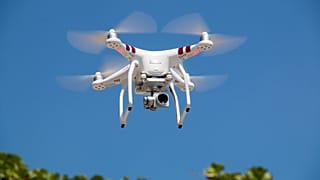 En algunos centros de detención de la frontera de Evros, que separa Grecia de Turquía, se están utilizando drones para procesar a los migrantes.