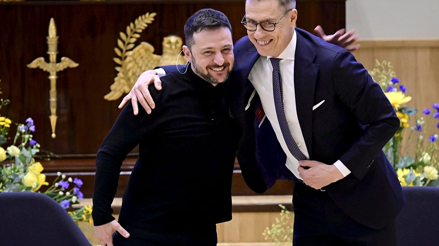 Der ukrainische Präsident Volodymyr Zelensky, links, und der finnische Präsident Alexander Stubb umarmen sich am Mittwoch, den 19. März 2025, in der Universität Helsinki, Finnland. 