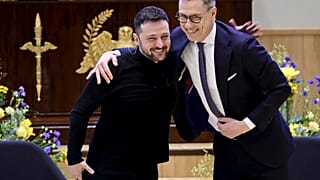 El presidente de Ucrania, Volodímir Zelenski, a la izquierda, y el presidente de Finlandia, Alexander Stubb, se abrazan en la Universidad de Helsinki, Finlandia.