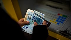 ABD'deki 800 milyar euroluk tasarrufa kıyasla Avrupa'da insanlar yılda 1,4 trilyon euro tasarruf ediyor.