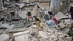 Αξιωματικοί πρώτης αντίδρασης επιθεωρούν τις ζημιές μετά από ρωσική αεροπορική επίθεση στο Κίεβο, 25 Μαρτίου 2024 