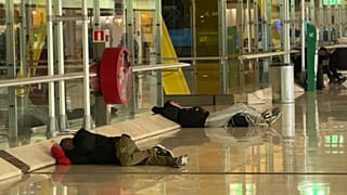 Personas sin hogar pernoctan en la Terminal 4 del Aeropuerto Adolfo Suárez Madrid Barajas.