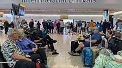  Pour obtenir l'exemption de visa de 10 £ (12 €), les voyageurs doivent suivre une procédure en ligne via les canaux officiels du gouvernement britannique.