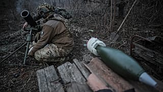 Soldados ucranianos disparan morteros de 120 mm contra posiciones del Ejército ruso cerca de Chasiv Yar, región de Donetsk, Ucrania, el domingo 16 de marzo de 2025.