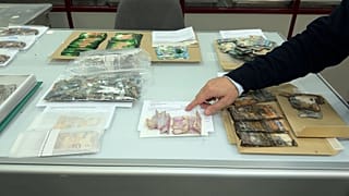 Au complexe du Carregado de la Banque du Portugal, on trouve des billets abîmés par l'humidité, carbonisés et écrasés.