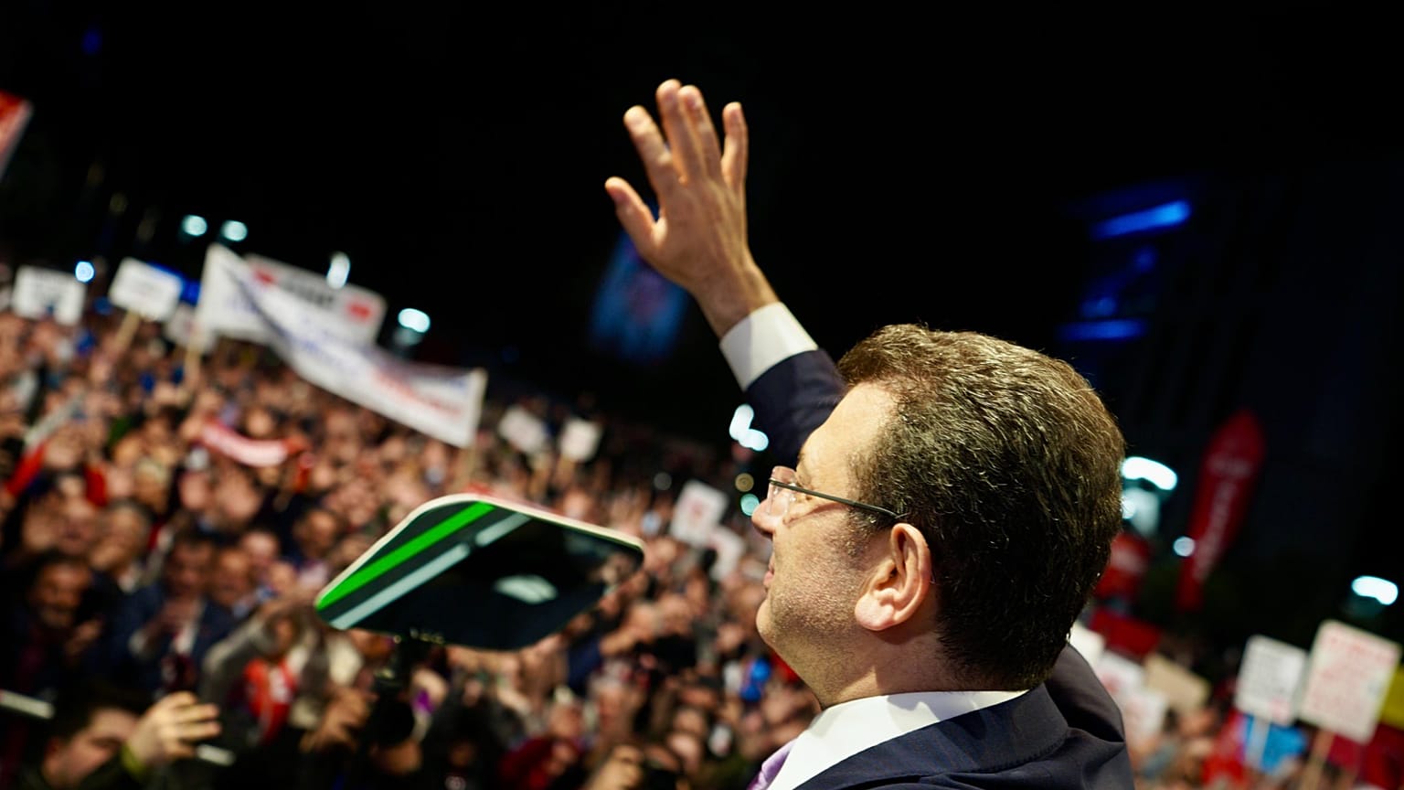 İBB Başkanı Ekrem İmamoğlu, memleketi Trabzon'da düzenlenen bir etkinlikte vatandaşları selamlarken, 15 Mart 2025 