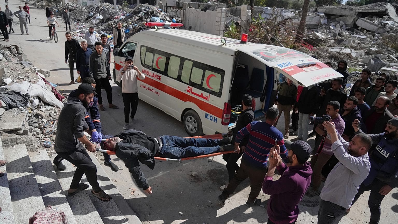 Les Palestiniens évacuent un homme blessé après que sa maison ait été touchée par un bombardement israélien dans la ville de Gaza, 19 mars 2025.