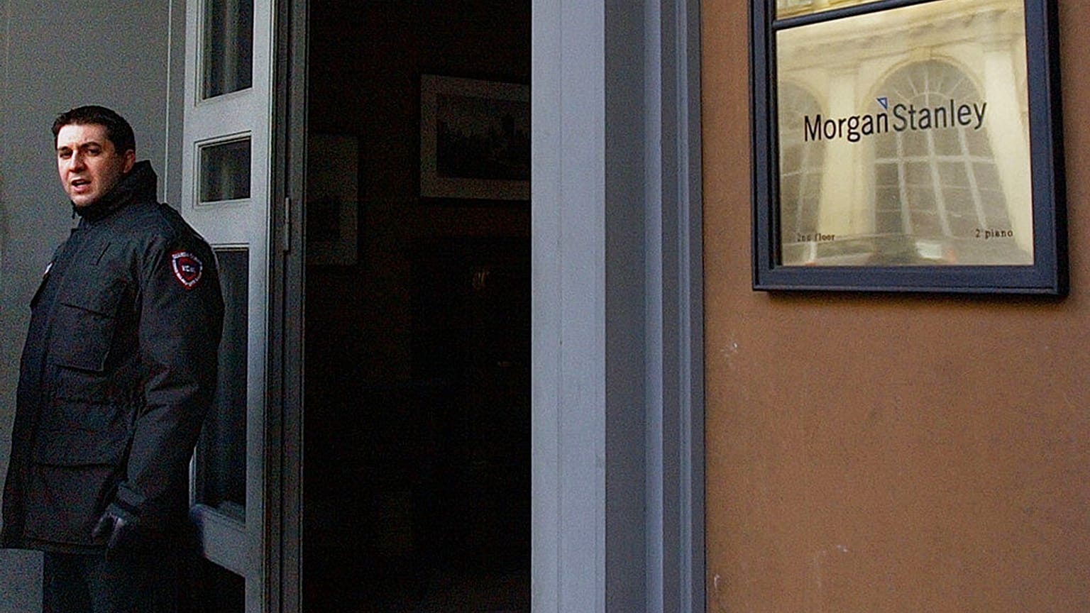 İtalya Milano'da bir güvenlik görevlisi Morgan Stanley ofisinin önünde beklerken, 21 Ocak 2004