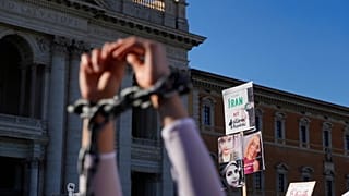 متظاهرون ينظمون احتجاجًا في وسط روما، السبت 29 تشرين الأول/أكتوبر 2022، ضد مقتل مهسا أميني، التي توفيت أثناء احتجازها لدى الشرطة في إيران.