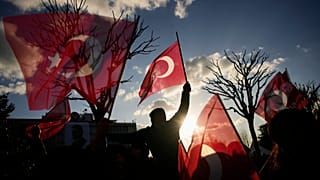 أشخاص يتجمعون خارج مبنى البلدية احتجاجًا على اعتقال رئيس بلدية إسطنبول أكرم إمام أوغلو في إسطنبول، تركيا، الأربعاء، 19 مارس/آذار 2025. 