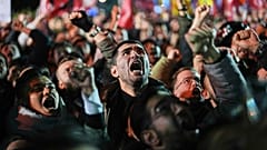 Varias personas se reúnen frente al Ayuntamiento para protestar por la detención del alcalde de Estambul, Ekrem Imamoglu, en Estambul, Turquía, el miércoles.