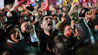 Varias personas se reúnen frente al Ayuntamiento para protestar por la detención del alcalde de Estambul, Ekrem Imamoglu, en Estambul, Turquía, el miércoles.
