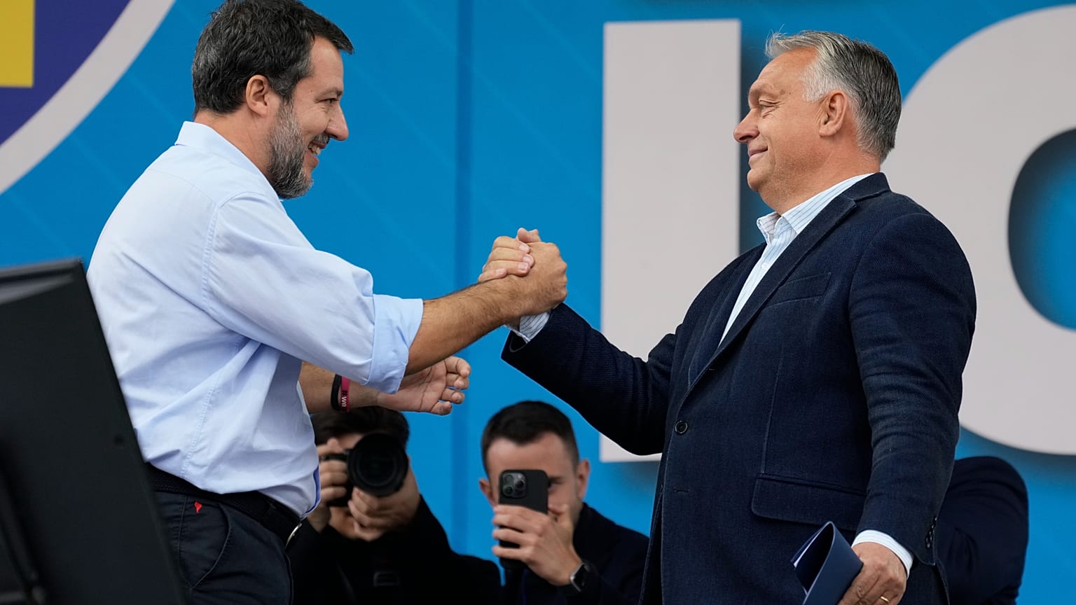 El líder de la Liga, Matteo Salvini, a la izquierda, y el primer ministro húngaro, Viktor Orban, asisten a la reunión anual de la Liga en Pontida, al norte de Milán, Italia.
