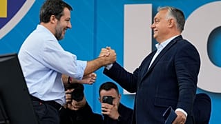 El líder de la Liga, Matteo Salvini, a la izquierda, y el primer ministro húngaro, Viktor Orban, asisten a la reunión anual de la Liga en Pontida, al norte de Milán, Italia.