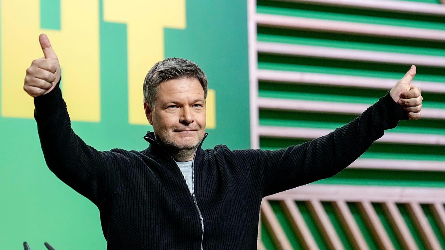 El ministro federal de Economía, Robert Habeck, del Partido Verde, levanta los pulgares tras su discurso en una convención del partido en Berlín, 26 de enero de 2025.