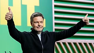 Le ministre fédéral de l'économie Robert Habeck du parti vert lève le pouce après son discours lors d'une convention du parti à Berlin, 26 janvier 2025.