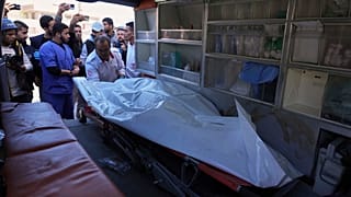 نقل جثة عامل في دائرة الأمم المتحدة للأعمال المتعلقة بالألغام (UNMAS) إلى مستشفى شهداء الأقصى بعد غارة إسرائيلية على دير البلح وسط قطاع غزة، الأربعاء 19 مارس/آذار 2025