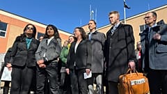 Εκπρόσωποι της Greenpeace συνομιλούν με δημοσιογράφους έξω από το δικαστήριο της κομητείας Morton στη Βόρεια Ντακότα των ΗΠΑ. 