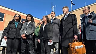 Representantes de Greenpeace hablan con la prensa a las puertas del juzgado del condado de Morton, en Dakota del Norte, Estados Unidos.