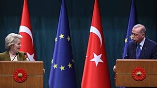 A Presidente da Comissão Europeia, Ursula von der Leyen, e o Presidente turco, Recep Tayyip Erdogan, numa conferência de imprensa em Ancara, em 17 de dezembro de 2024.