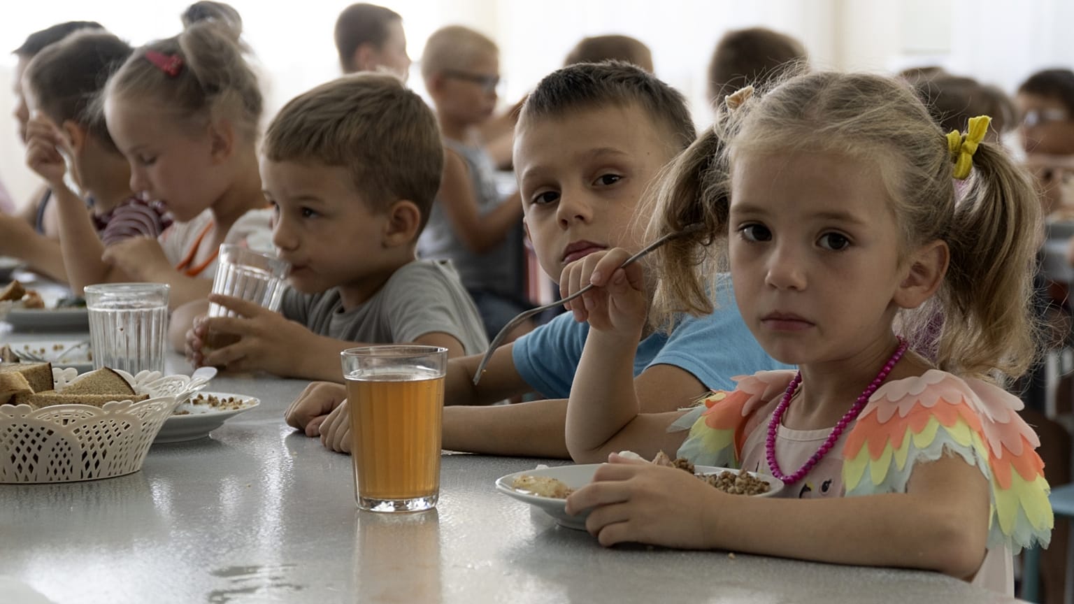 Donyecki ukrán gyerekek oroszországi nyári táborban - fotónk illusztráció