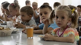 Donyecki ukrán gyerekek oroszországi nyári táborban - fotónk illusztráció