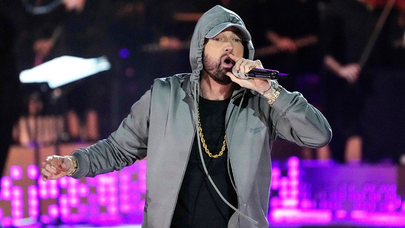 Yayınlanmamış Eminem müziği çalındı ve internette satıldı - eski stüdyo mühendisi suçlandı - Resimde: Eminem 2024'te sahne alıyor