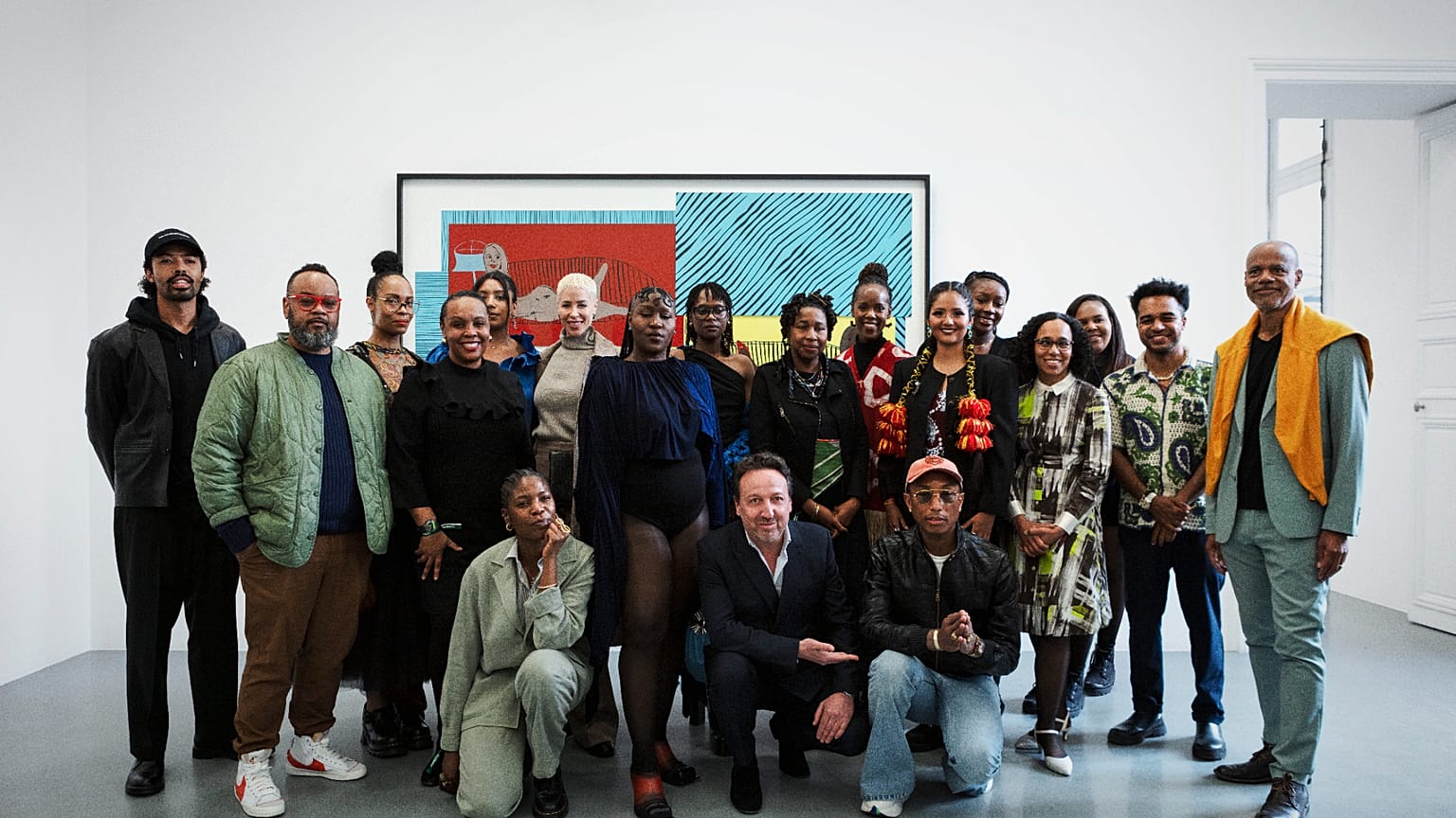 Grup bir araya geliyor: Pharrell Williams, Emmanuel Perrotin, Louise Thurin ve sergiye katılan diğer sanatçılar