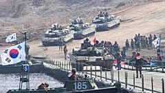 دبابة من طراز K1E1 تابعة للجيش الكوري الجنوبي خلال تدريبات مشتركة بين كوريا الجنوبية والولايات المتحدة في يونتشون، كوريا الجنوبية، الخميس، 20 مارس/آذار 2025