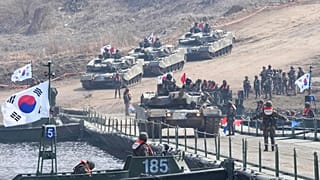دبابة من طراز K1E1 تابعة للجيش الكوري الجنوبي خلال تدريبات مشتركة بين كوريا الجنوبية والولايات المتحدة في يونتشون، كوريا الجنوبية، الخميس، 20 مارس/آذار 2025