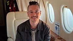 Fransız vatandaşı Olivier Grondeau İran tarafından serbest bırakıldıktan sonra uçakta resmedildi.