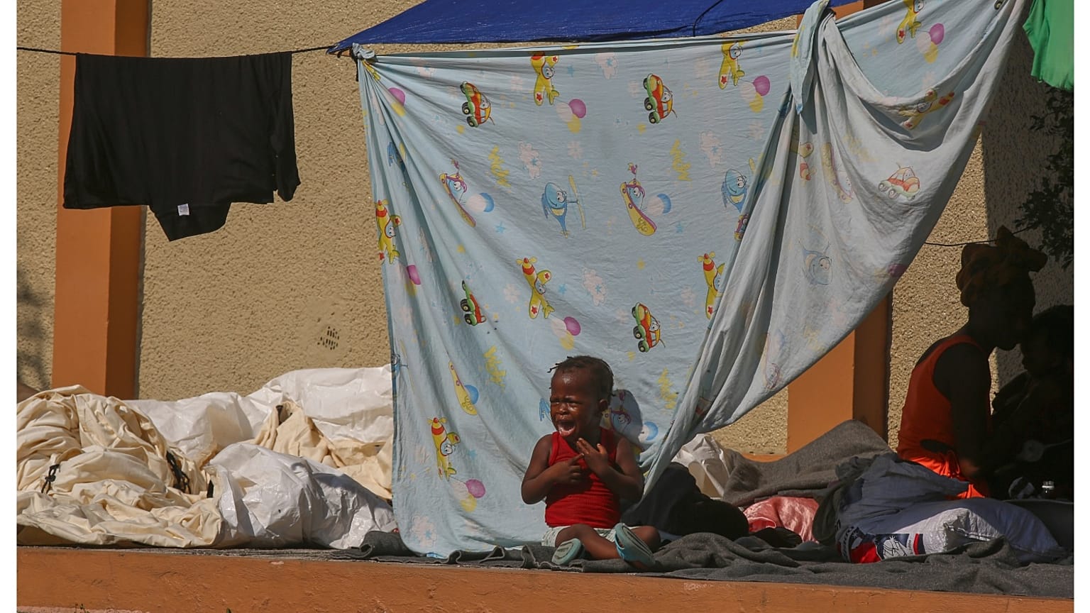 طفل يبكي في كنيسة تحولت إلى مأوى للنازحين بسبب عنف العصابات في بورت أو برنس، هايتي، الجمعة 14 مارس 2025